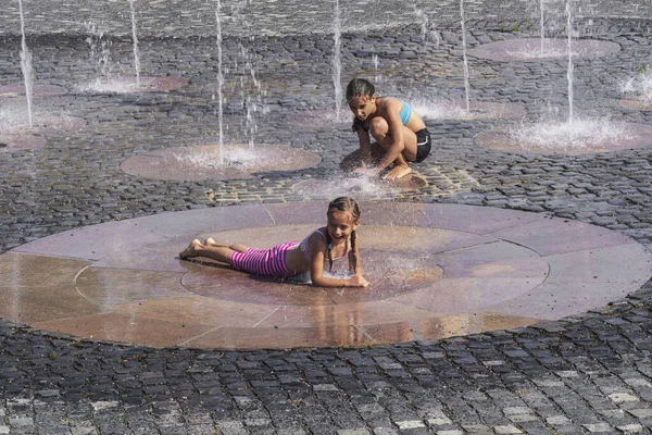 Bambini Una Giornata Estiva Soleggiata Vengono Versati Acqua Una Fontana — Foto Stock