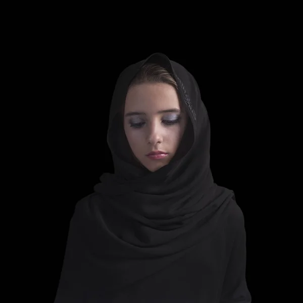 Mujer árabe musulmana tradicional en elegante abaya.Chica joven árabe con una cara triste vestida con abaya negra sobre un fondo negro. Chica musulmana en abaya negra . — Foto de Stock