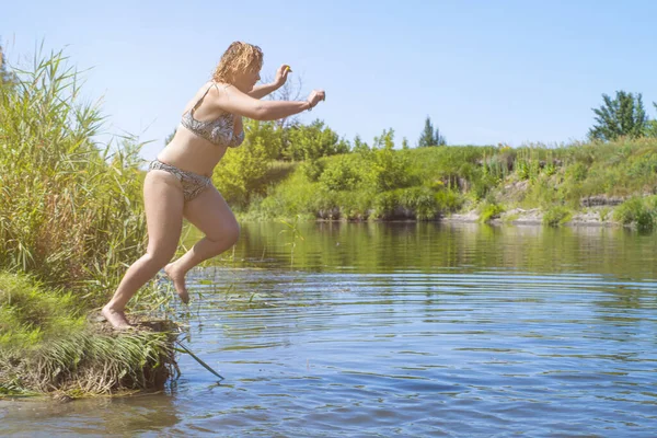 Woman Jumps River Woman Jumps Fish Water Lake Swims Enjoys — Stock Photo, Image