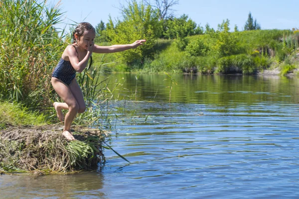 Kleines Mädchen Läuft Mit Einem Spritzer Durchs Wasser — Stockfoto