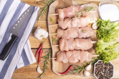 Şişte çiğ tavuk şişi. Kebap. Ahşap bir arka planda. Üst görünüm.