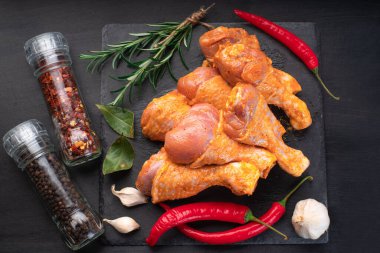 Pişmemiş marine edilmemiş tavuk. Izgara ve bbq için pişirmeden önce çiğ tavuk kanadı..