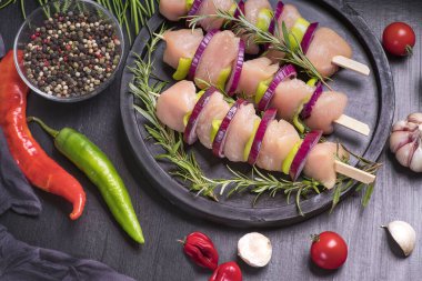 Siyah tabakta domates ve baharatlı tavuk kebabı..