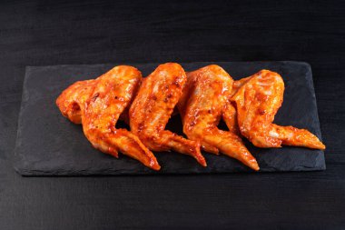 Salamurada tavuk kanadı çiğ. Izgara tavuk kanadı tarifi..