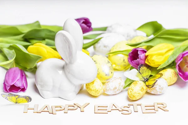 Tarjeta Felicitación Pascua Huevos Pascua Con Conejo Blanco Con Tulipanes —  Fotos de Stock