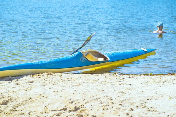 Kajak Stranden Kajak Blå Och Gul Båt Flodstranden Sommaren Solig — Stockfoto