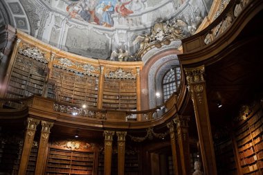 10.2019.Avusturya Ulusal Kütüphanesi, dünyanın en popüler kütüphanelerinden birinde antik kitaplarla dolu muhteşem ahşap kitaplık..