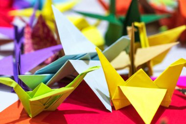 Çok renkli kağıtlardan kağıt vinçler. Renkli kağıttan Japon origamisi. Renkli Origami Kağıt Turna Arkaplanı