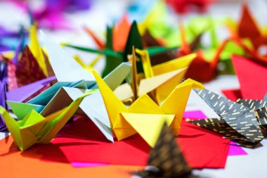 Çok renkli kağıtlardan kağıt vinçler. Renkli kağıttan Japon origamisi. Renkli Origami Kağıt Turna Arkaplanı