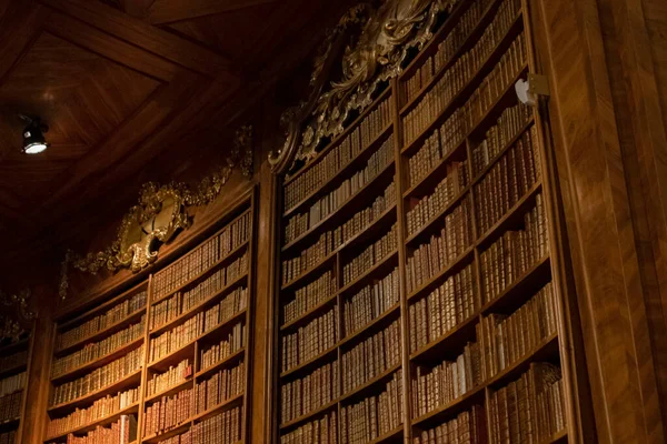 2019 19オーストリア国立図書館 世界で最も人気のある図書館の一つで古代の本でいっぱいの豪華な木製の本棚 — ストック写真