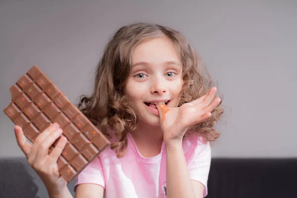 Chica Chocolate Little Niña Sobre Fondo Claro Con Chocolate Sus — Foto de Stock