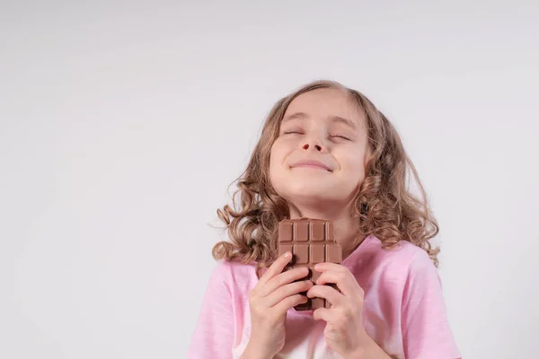 Mädchen Und Schokoladen Kleines Mädchen Auf Hellem Hintergrund Mit Schokolade — Stockfoto