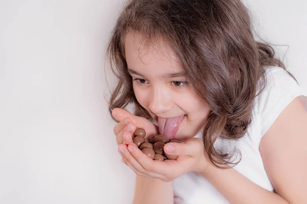 Дівчина Шоколад Маленька Дівчинка Світлому Тлі Шоколадом Руках — стокове фото