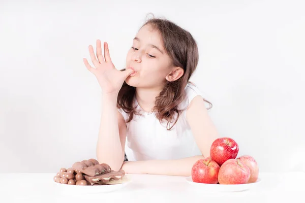 Bambini Cioccolata Una Ragazza Allegra Sceglie Tra Cioccolato Mele Note — Foto Stock