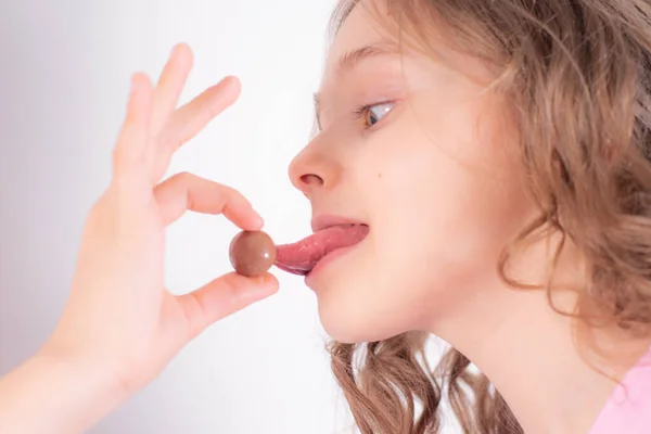 Chica Alegre Juega Come Dulces Redondos Chocolate Sobre Fondo Claro Imagen De Stock