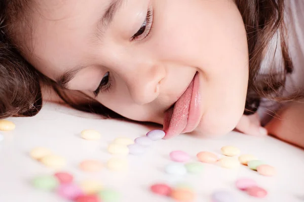 Niños Chocolate Una Chica Alegre Juega Come Caramelos Redondos Multicolores Fotos De Stock