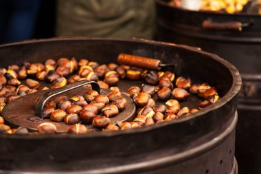 Kızarmış kestane, lezzetli bir Noel ziyafeti..