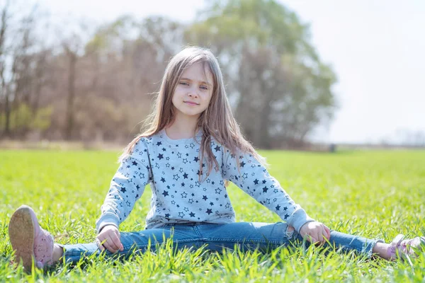 Маленька Дівчинка Грає Зеленій Траві Природі Літній День — стокове фото