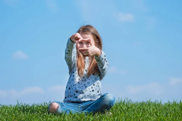 Маленькая Девочка Открытом Воздухе Солнечный Летний День Маленькая Девочка Играет — стоковое фото
