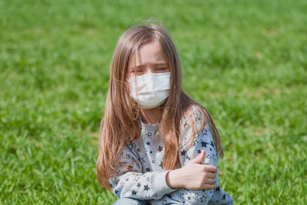 Influensaepidemi Självisolering Och Skydd Mot Coronavirus Liten Flicka Skyddande Mask — Stockfoto