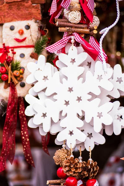 圣诞装饰 圣诞树上的圣诞装饰品和家居装饰用的装饰品 新年装潢 — 图库照片