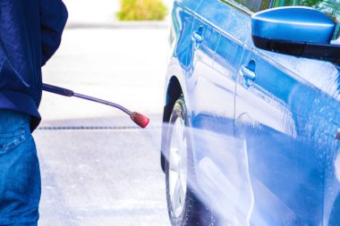 Yüksek Basınçlı Su Kullanma Araç Temizleme.Dış otoparkta basınçlı su ile manuel oto yıkama.