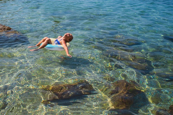 Bella Ragazza Rilassante Sul Cerchio Gomma Gonfiabile Mare Bambina Nuota — Foto Stock