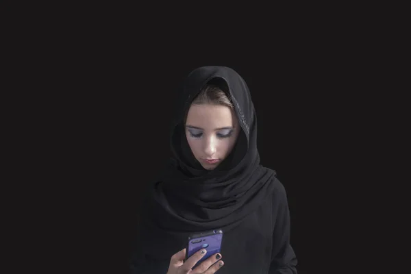 Young Girl Black Arabian Clothes Abaya Phone Her Hands Muslim — Stock Photo, Image
