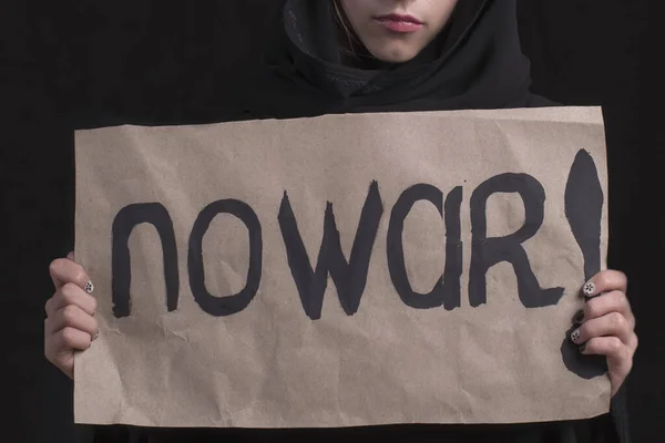 Дівчинка Абая Чорному Арабічному Одязі Війни Тексті Мусульманська Дівчина Плакатом — стокове фото