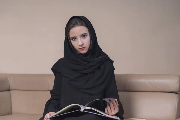 Νεαρή Κοπέλα Μαύρα Αραβικά Ρούχα Ένα Βιβλίο Στα Χέρια Της — Φωτογραφία Αρχείου