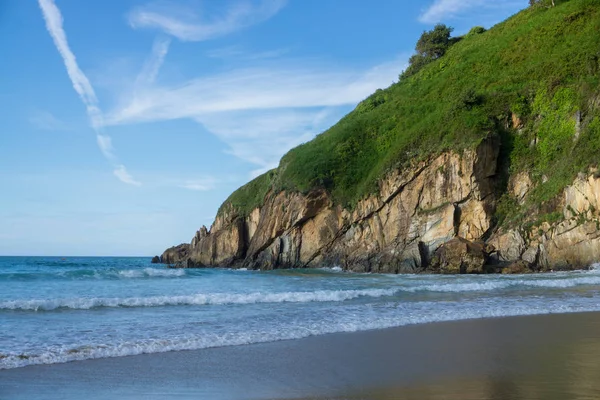 Hermosa playa en el norte de España, naturaleza de Asturias en guerra — Foto de Stock