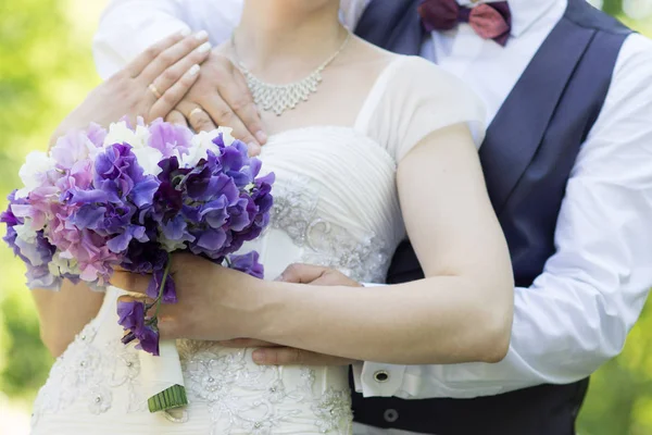 Giovane coppia appena sposata che si abbraccia il giorno del loro matrimonio con il sudore — Foto Stock