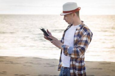 Bir adam akıllı rahat hippi tarzı iş w birleştirerek tablet ile