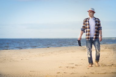 Bir adam akıllı rahat hippi tarzı iş w birleştirerek tablet ile