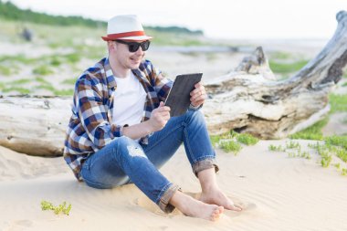 Bir adam akıllı rahat hippi tarzı iş w birleştirerek tablet ile