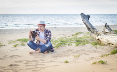 Bir adam akıllı rahat hippi tarzı iş w birleştirerek tablet ile