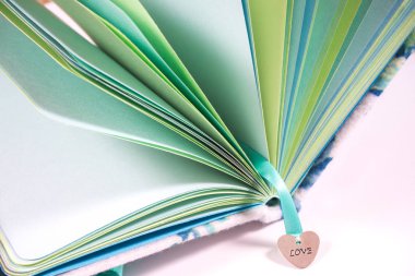 Dizüstü bilgisayarlar, planlamacıları ve scrapbooking tarzı ile ilgili foto albumleri 
