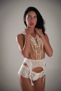 Genç çekici kadın hassas dantel ile beyaz iç çamaşırı