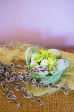 Dekorasyon ve çiçekler de dahil olmak üzere mutlu Paskalya için aksesuarlar,