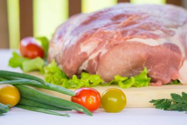 Domuz eti kesme tahtası üzerinde ham servikal karbonat g yaprakları ile