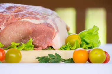 Domuz eti kesme tahtası üzerinde ham servikal karbonat g yaprakları ile
