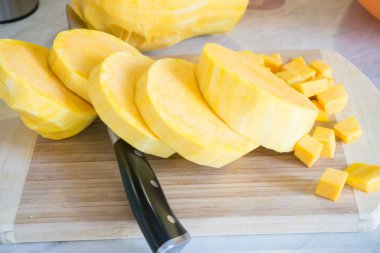 Cadılar Bayramı'nda pişirilmeli hazırlanan kabak dilimlenmiş