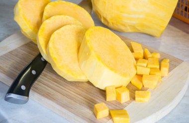 Cadılar Bayramı'nda pişirilmeli hazırlanan kabak dilimlenmiş