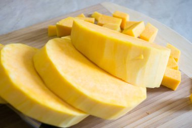 Cadılar Bayramı'nda pişirilmeli hazırlanan kabak dilimlenmiş