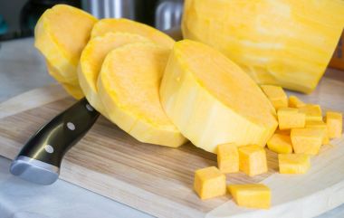 Cadılar Bayramı'nda pişirilmeli hazırlanan kabak dilimlenmiş