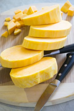 Cadılar Bayramı'nda pişirilmeli hazırlanan kabak dilimlenmiş