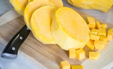 Cadılar Bayramı'nda pişirilmeli hazırlanan kabak dilimlenmiş