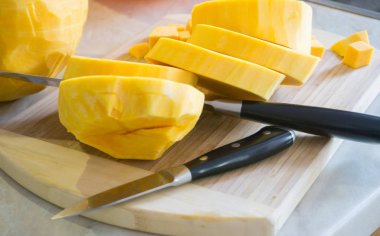 Cadılar Bayramı'nda pişirilmeli hazırlanan kabak dilimlenmiş