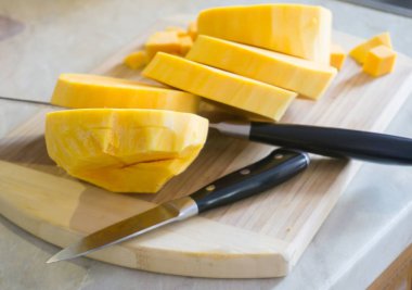 Cadılar Bayramı'nda pişirilmeli hazırlanan kabak dilimlenmiş