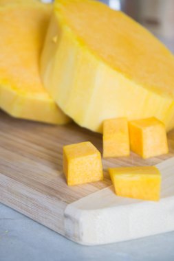 Cadılar Bayramı'nda pişirilmeli hazırlanan kabak dilimlenmiş